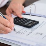 Jak znaleźć odpowiedni zakład pogrzebowy? Przewodnik dla osób w żałobie.